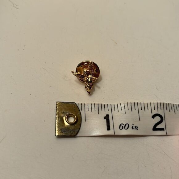 Vintage dainty Gold Tone Cherub Angel with wings Lapel Pin - Picture 5 of 5